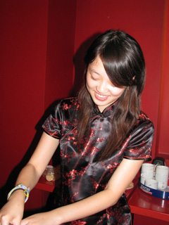 Чайна Церемонія: Сара наливає чай